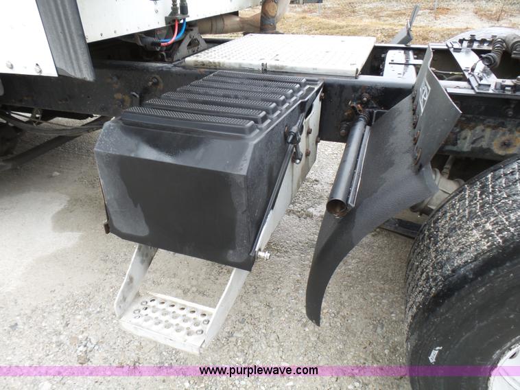 image for item L5416 2007 International 9400i semi truck