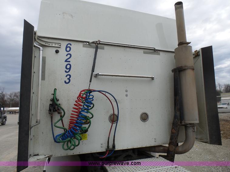 image for item L5416 2007 International 9400i semi truck