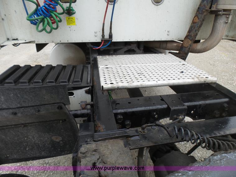 image for item L5416 2007 International 9400i semi truck