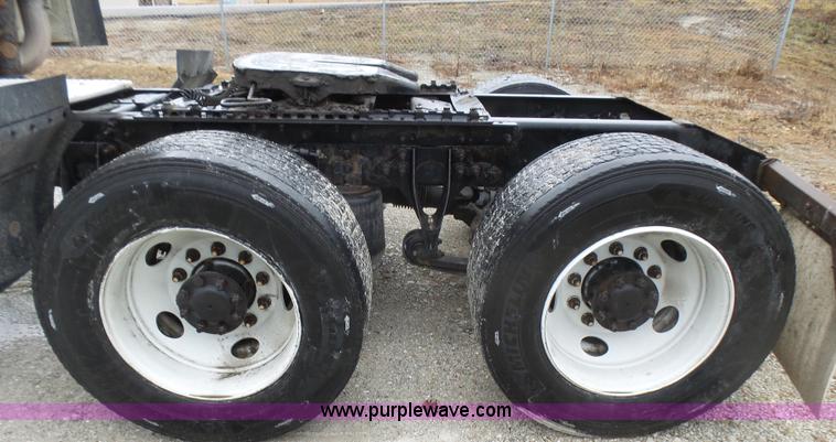 image for item L5416 2007 International 9400i semi truck