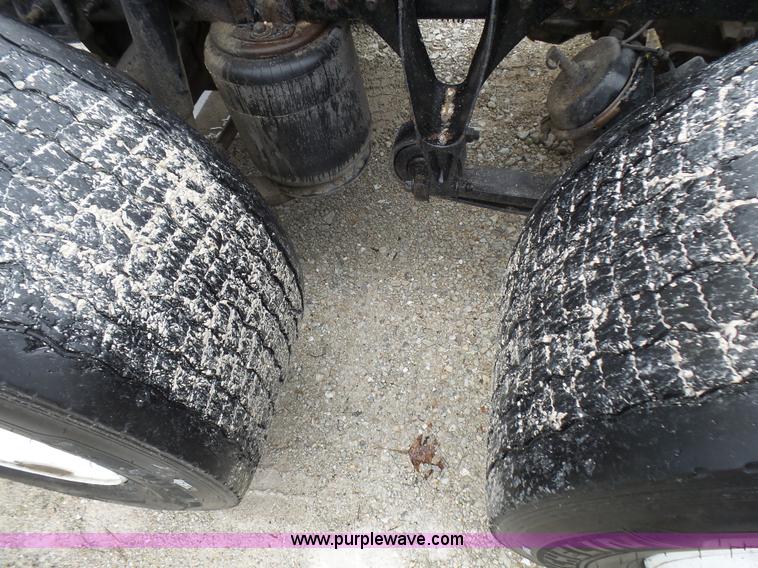 image for item L5416 2007 International 9400i semi truck