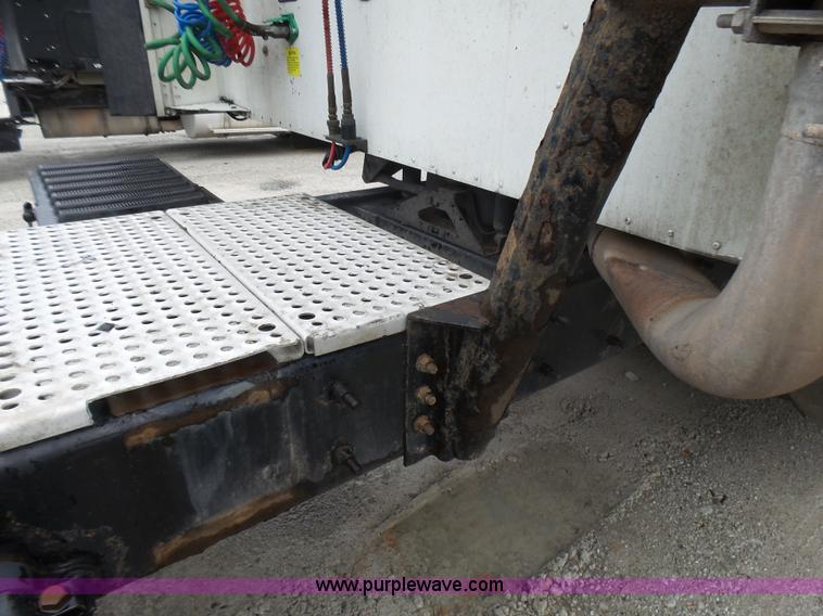 image for item L5416 2007 International 9400i semi truck