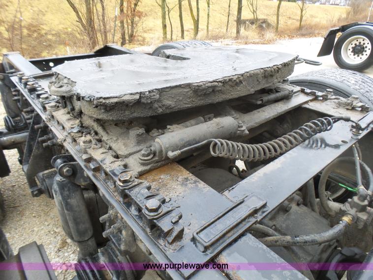 image for item L5416 2007 International 9400i semi truck