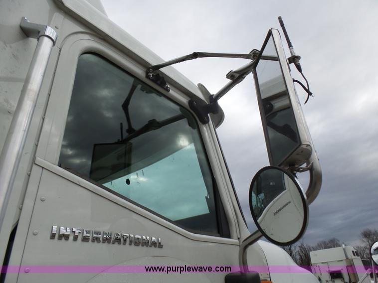 image for item L5416 2007 International 9400i semi truck