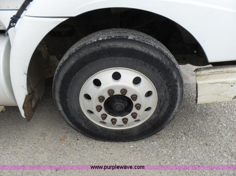 image for item L5416 2007 International 9400i semi truck