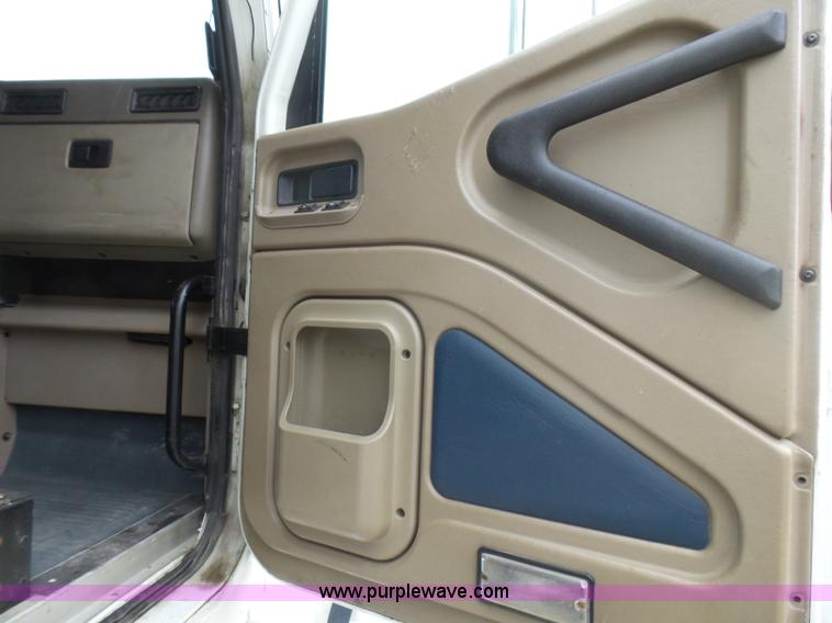 image for item L5416 2007 International 9400i semi truck