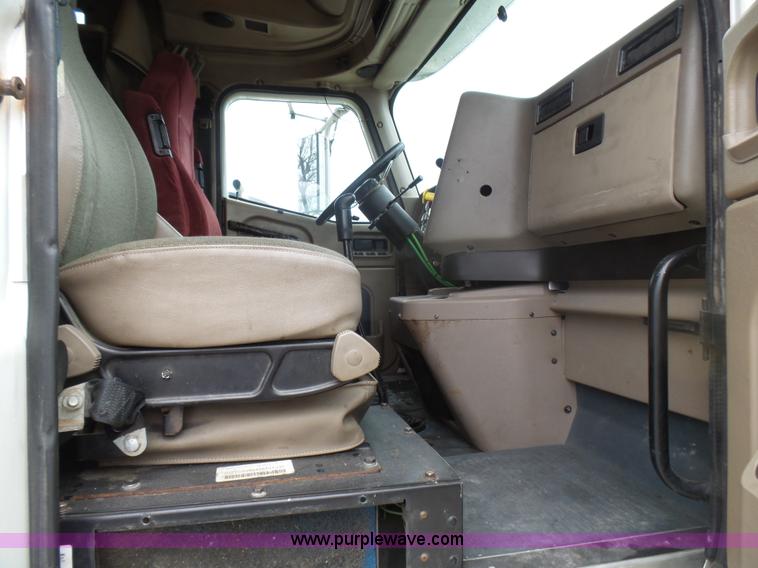 image for item L5416 2007 International 9400i semi truck