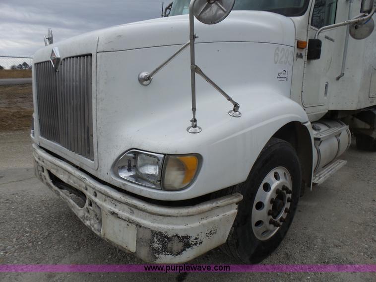 image for item L5416 2007 International 9400i semi truck