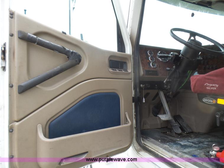 image for item L5416 2007 International 9400i semi truck