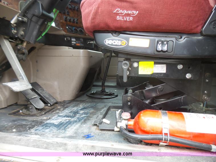 image for item L5416 2007 International 9400i semi truck