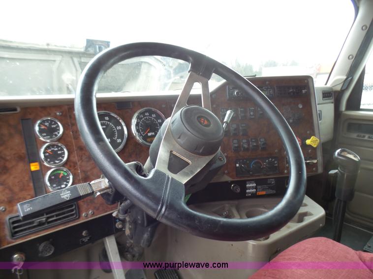 image for item L5416 2007 International 9400i semi truck