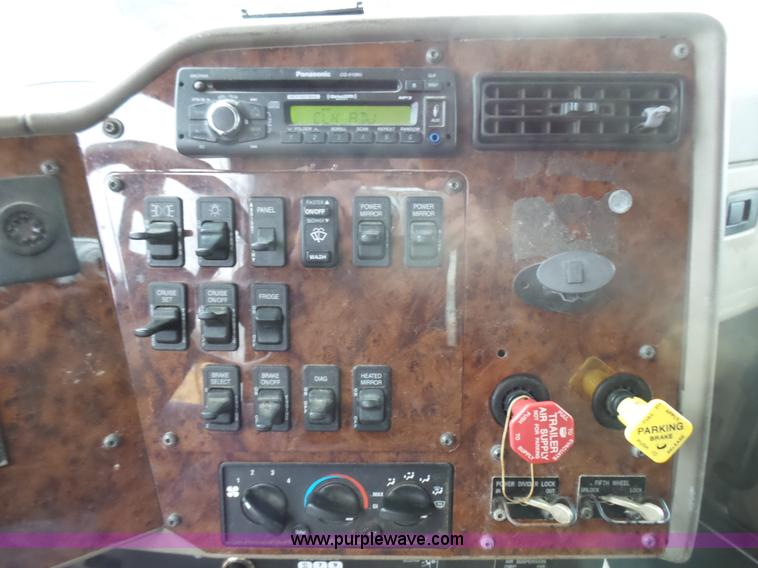 image for item L5416 2007 International 9400i semi truck