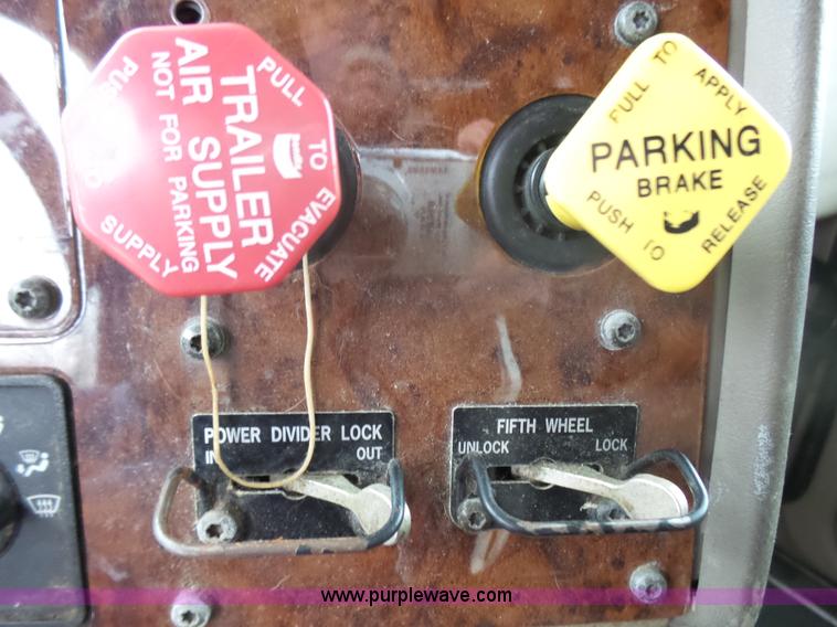 image for item L5416 2007 International 9400i semi truck