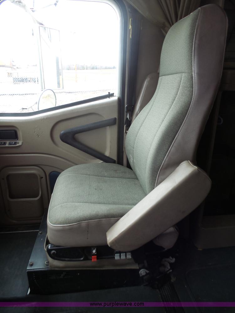 image for item L5416 2007 International 9400i semi truck