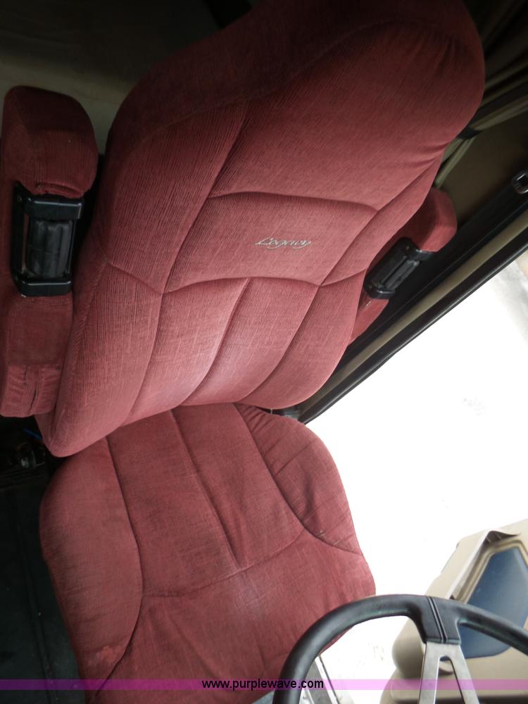 image for item L5416 2007 International 9400i semi truck