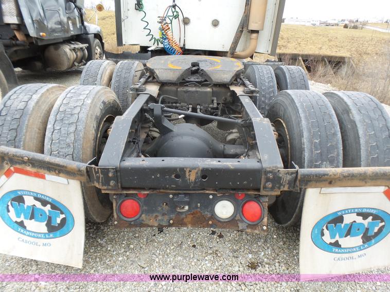 image for item L5418 2006 International 9400i semi truck