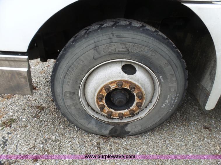 image for item L5418 2006 International 9400i semi truck