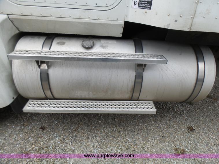 image for item L5418 2006 International 9400i semi truck