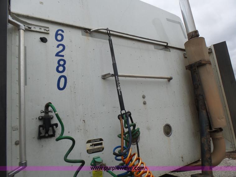 image for item L5418 2006 International 9400i semi truck