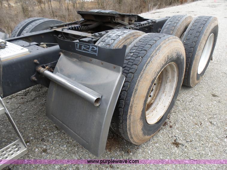 image for item L5418 2006 International 9400i semi truck