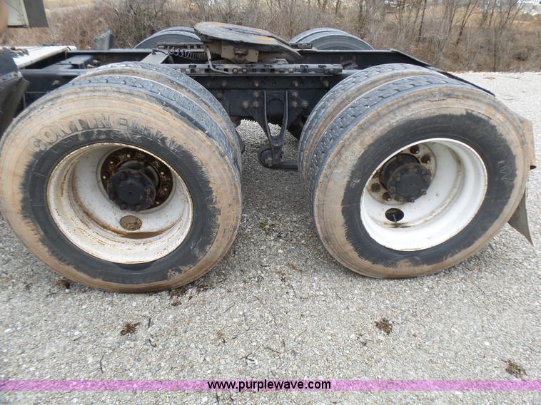 image for item L5418 2006 International 9400i semi truck