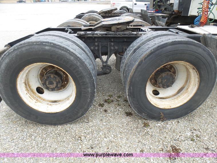 image for item L5418 2006 International 9400i semi truck