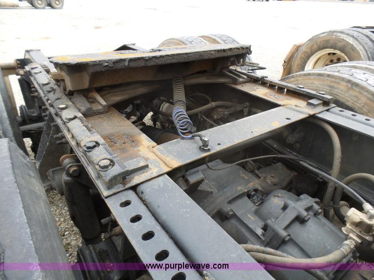 image for item L5418 2006 International 9400i semi truck