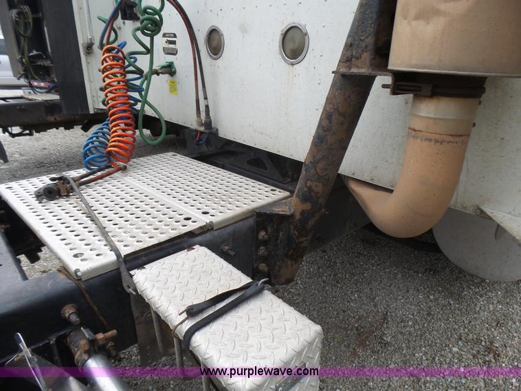 image for item L5418 2006 International 9400i semi truck