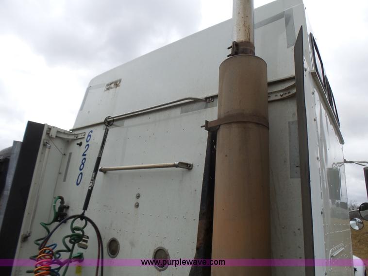 image for item L5418 2006 International 9400i semi truck