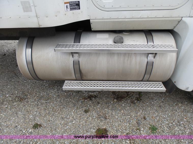 image for item L5418 2006 International 9400i semi truck