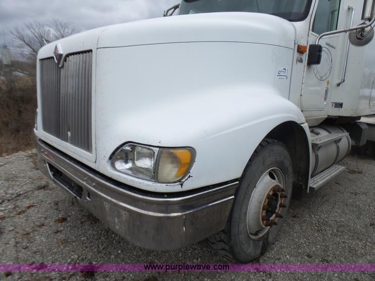 image for item L5418 2006 International 9400i semi truck