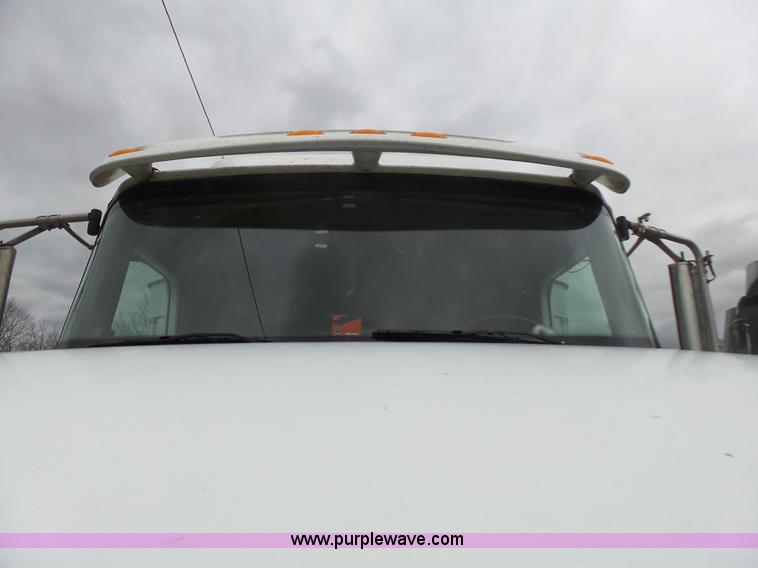 image for item L5418 2006 International 9400i semi truck