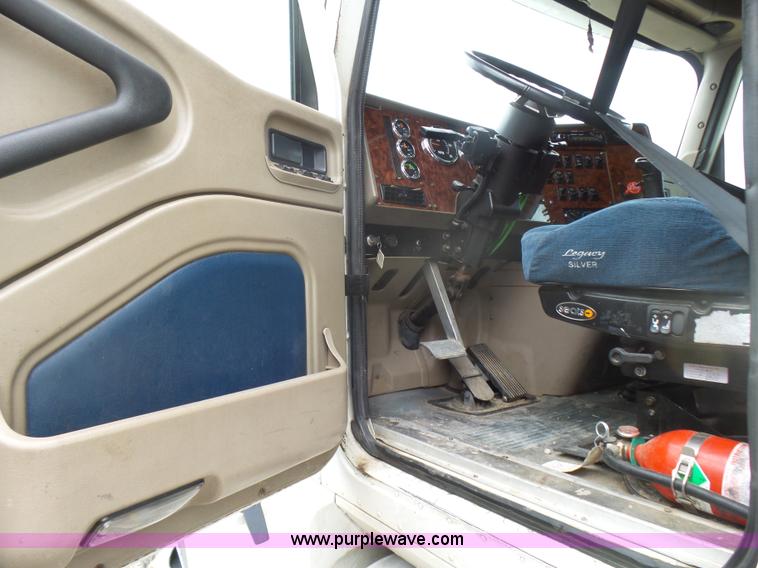 image for item L5418 2006 International 9400i semi truck