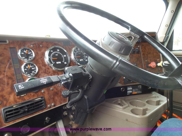 image for item L5418 2006 International 9400i semi truck