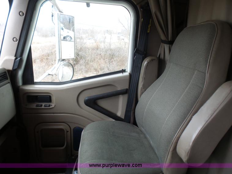 image for item L5418 2006 International 9400i semi truck