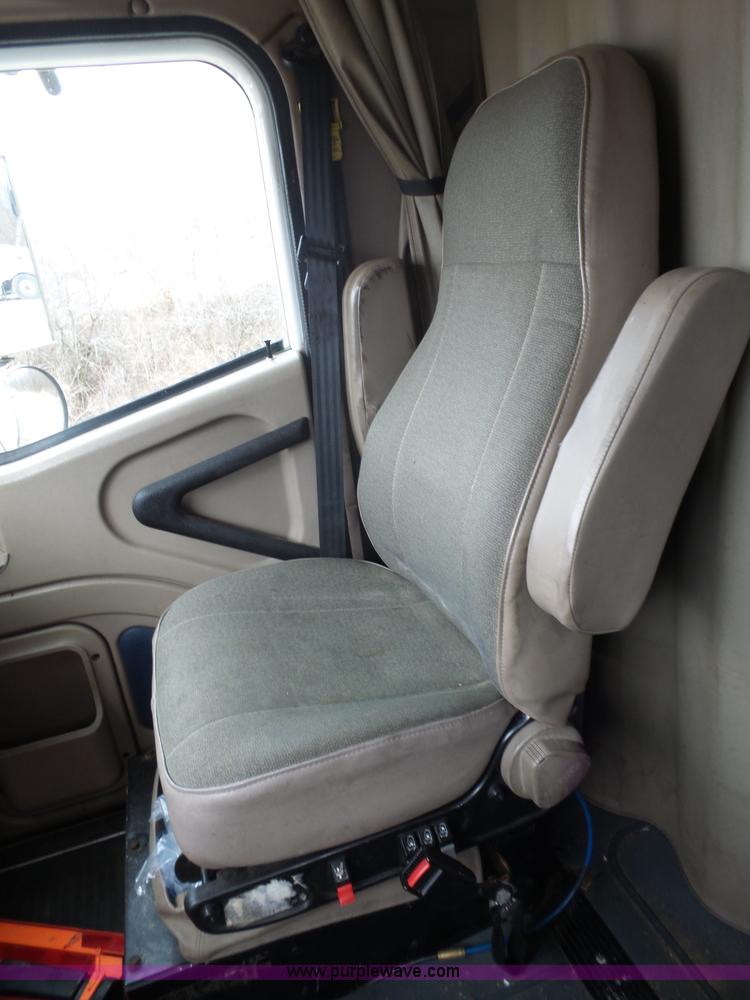 image for item L5418 2006 International 9400i semi truck