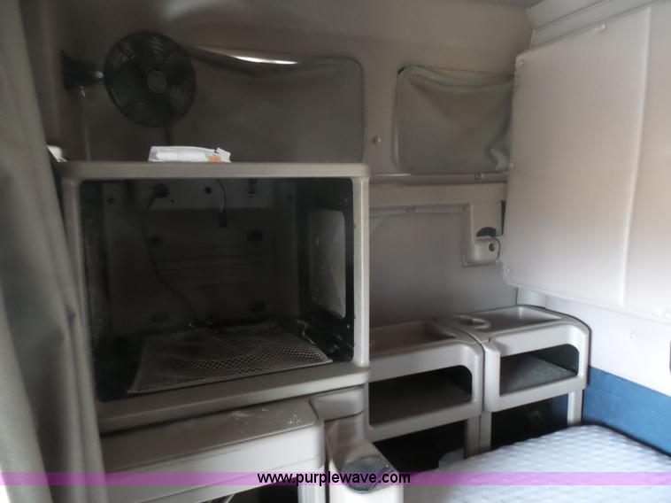 image for item L5418 2006 International 9400i semi truck