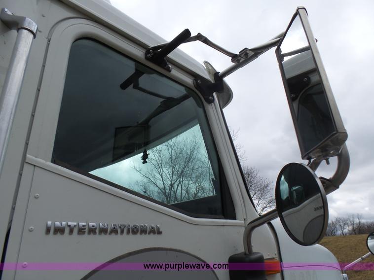 image for item L5418 2006 International 9400i semi truck