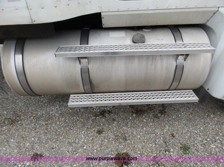 image for item L5418 2006 International 9400i semi truck