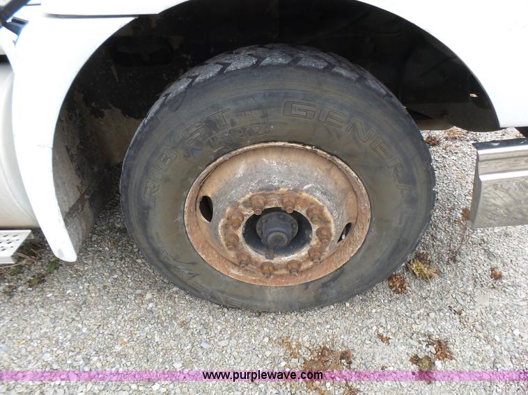 image for item L5418 2006 International 9400i semi truck