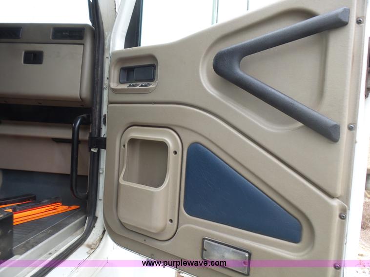 image for item L5418 2006 International 9400i semi truck