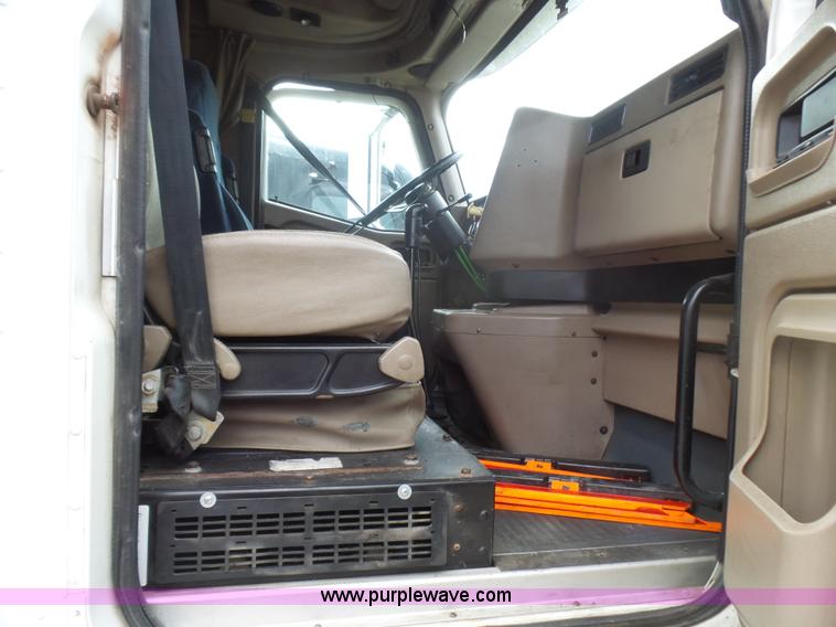 image for item L5418 2006 International 9400i semi truck