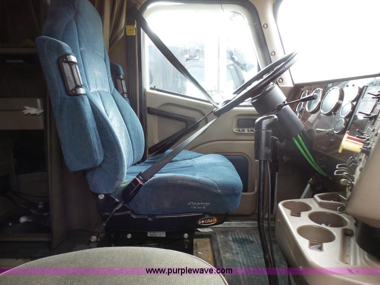 image for item L5418 2006 International 9400i semi truck