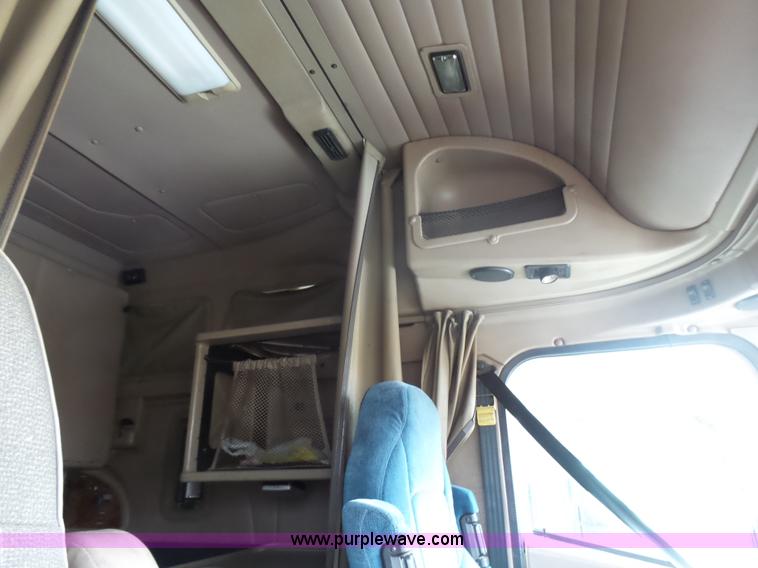 image for item L5418 2006 International 9400i semi truck