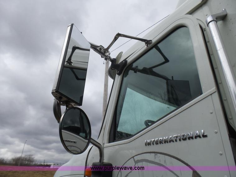 image for item L5418 2006 International 9400i semi truck
