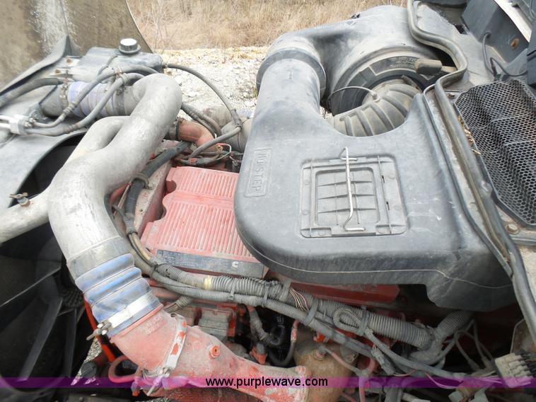 image for item L5418 2006 International 9400i semi truck