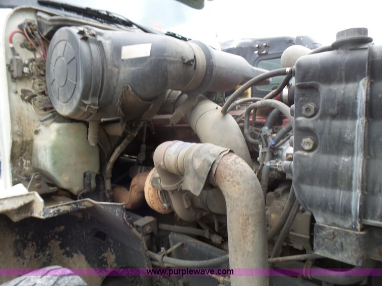 image for item L5418 2006 International 9400i semi truck