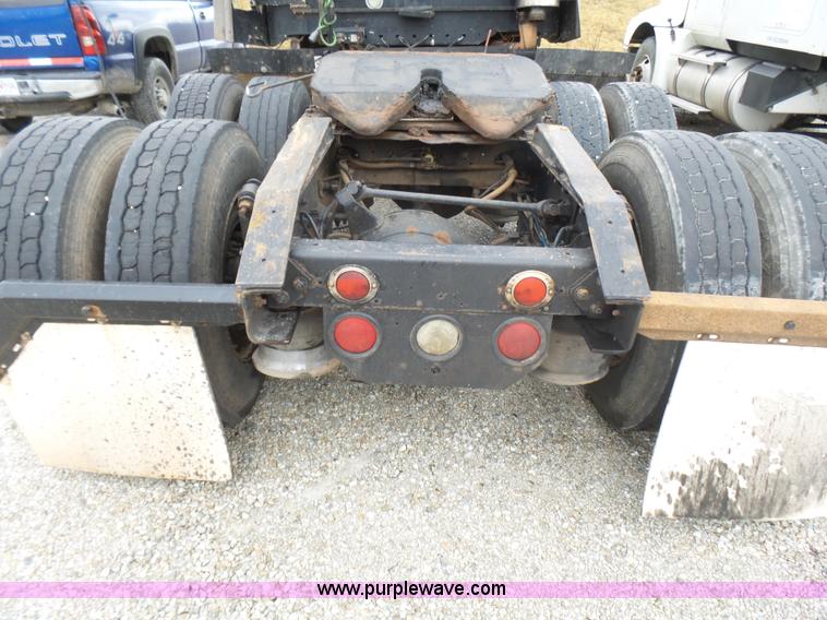 image for item L5419 2003 Freightliner Century Class ST120 semi truck