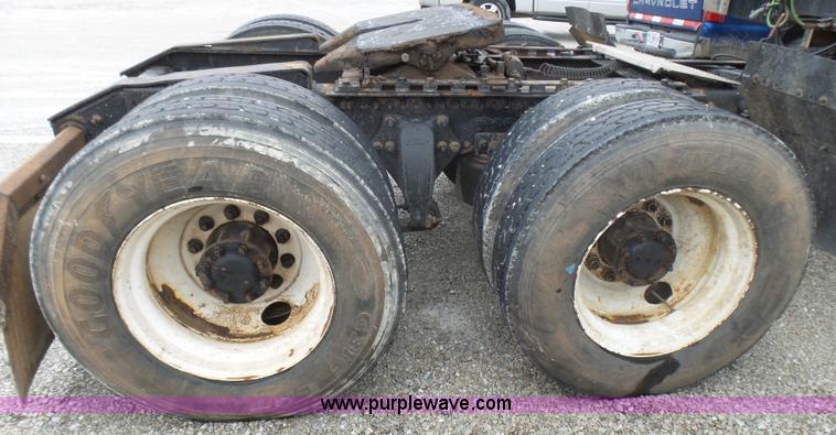 image for item L5419 2003 Freightliner Century Class ST120 semi truck