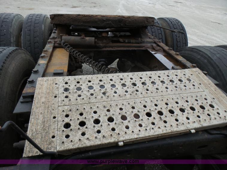 image for item L5419 2003 Freightliner Century Class ST120 semi truck